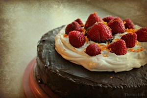 Vegansk chokoladekage med kokosfyld og jordbær