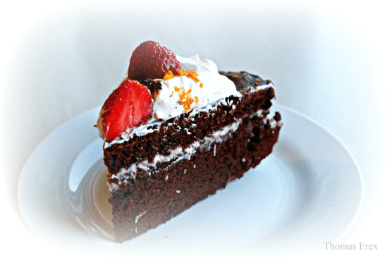 Chokoladekage med kokosfyld og jordbær