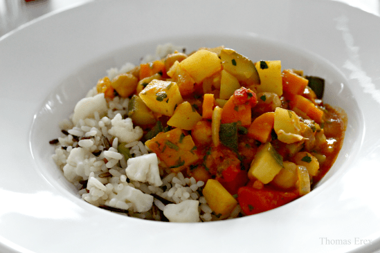 Karryret med masser af grønt og kikærter