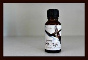 flydende vaniljekorn på glas