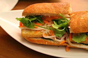 Tofu-sandwich med snittet kål og gulerod.