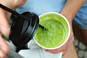 Grøn smoothie med knald på farven.