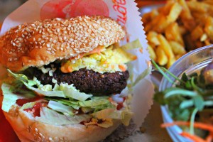 Burger med bøf, tortillachips og ost.
