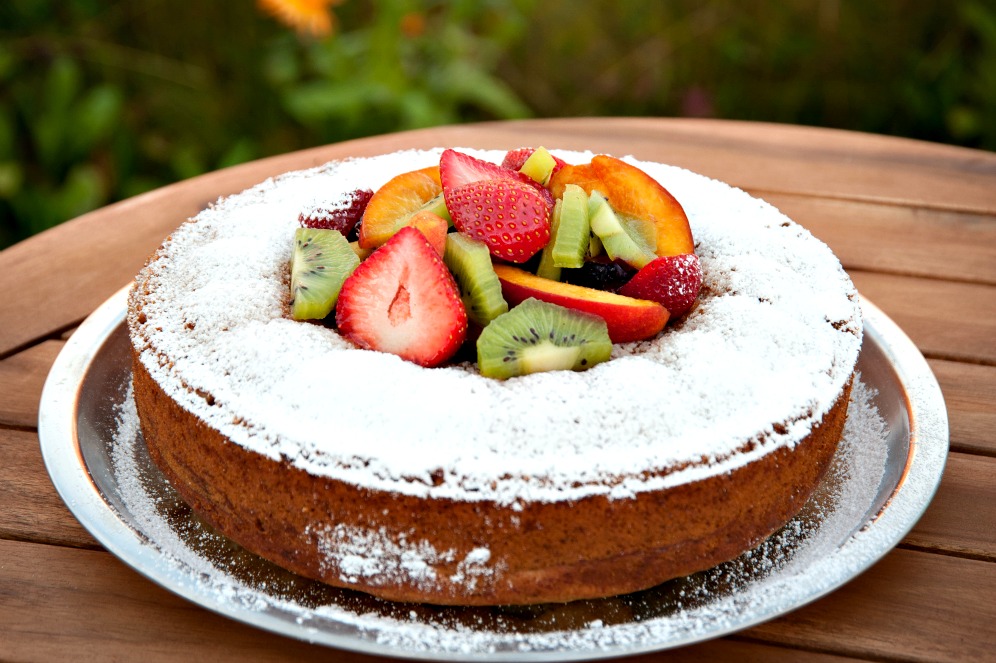 Vegansk banankage med kærlighed og frugt Fin banankage uden æg, mælk og smør med frugt og kærlighed