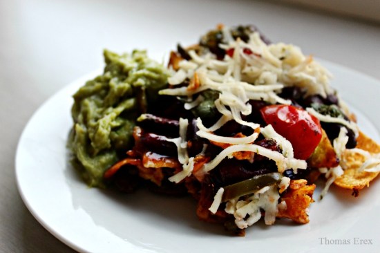 nachos med vegansk ost og avocado