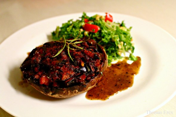 Veganske fyldte portobello-svampe med grønkåls-/speltkernesalat