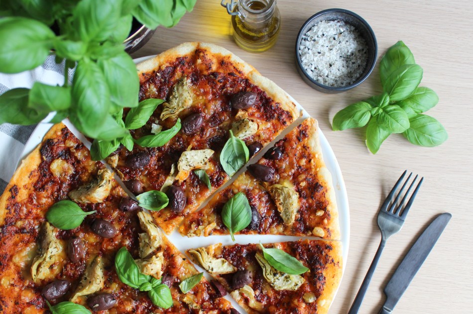 Pizza med artiskok og oliven